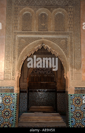 Orientalische Architektur Interieur mit Stuck verziert und glasierte Fliesen Saadien Gräber Marrakesch Marokko Stockfoto