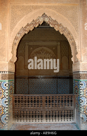 Orientalische Architektur Interieur mit Stuck verziert und glasierte Fliesen Saadien Gräber Marrakesch Marokko Stockfoto