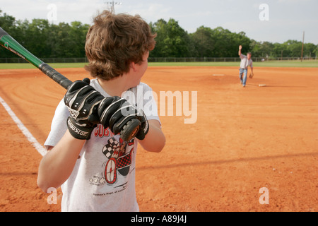 Dothan Alabama, Westgate Park Baseballspiel, Hardy Field, Vaterfelder, Son Hits, Fledermaus, Handschuhe, Training, Probe, Besucher reisen Reisen Touristik Stockfoto