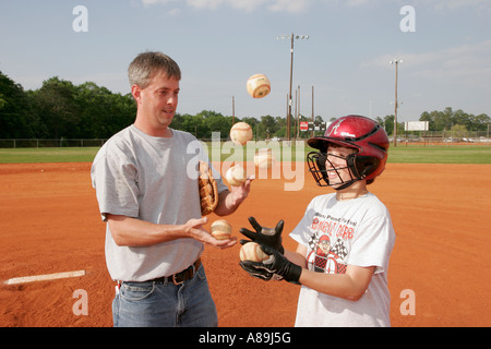 Dothan Alabama, Westgate Park Baseballspiel, Hardy Field, Vater Vater, Eltern, Sohn, Jonglieren, Besucher reisen Reise Tourismus Wahrzeichen landmar Stockfoto