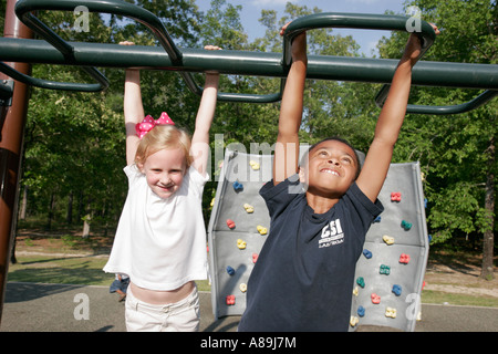 Dothan Alabama, Spielplatz, Kind, Kinder, Abenteuer, Schwarze Afrikaner Ethnische Minderheit, Erwachsene Erwachsene Erwachsene Mann Männer, Erwachsene Erwachsene Erwachsene Frau Frauen fe Stockfoto