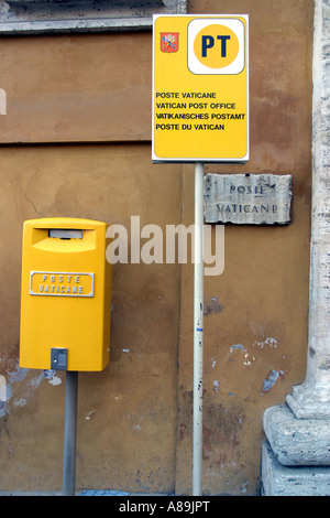 Gelben Briefkasten bei der Post in der Vaticane, Vaticane Stadt, Rom, Latium, Italien Stockfoto