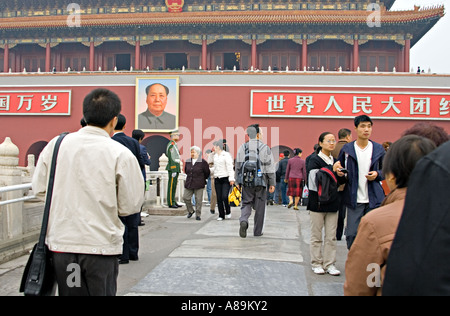 CHINA Peking riesige Porträt des Vorsitzenden Mao Tsedong mit Blick auf den Eingang zur verbotenen Stadt Stockfoto