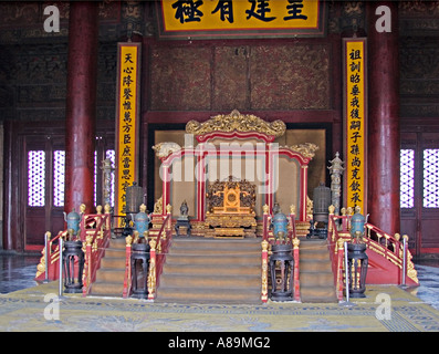 CHINA Peking reich verzierte Drachen Thron Longyi in die Halle der höchsten Harmonie Stockfoto