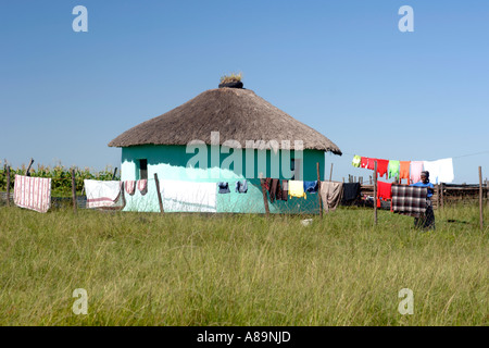 Eine Xhosa-Frau hängt ihre Wäsche zum Trocknen in der Provinz Ostkap in Südafrika. Stockfoto