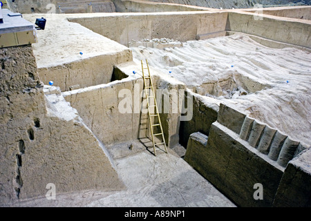 CHINA XIAN Ausgrabungen mit Leiter in die Grube Nummer zwei der Armee der Terrakotta-Krieger Stockfoto