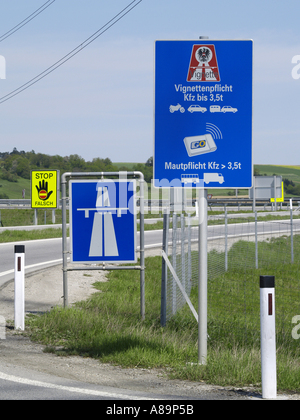 Drive-up, Autobahn vignette Pflicht, Zeichen-Verkehrskontrolle und ausgestreckte Hand, falsche Richtung des Datenverkehrs Stockfoto