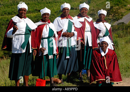 Eine Gruppe von Xhosa Frauen in Uniformen der Kirche von Zion posieren für ein Foto in der Provinz Ostkap in Südafrika. Stockfoto