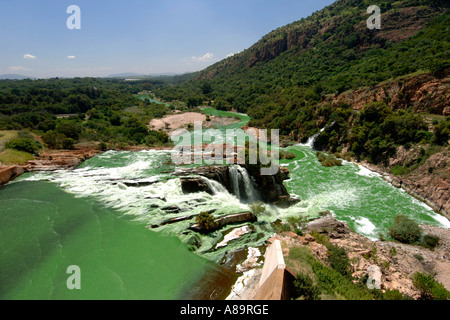 Wasser fließt aus dem Hartbeespoort Verdammung in Nord-West-Provinz Südafrikas. Das Wasser ist durch Algen grün. Stockfoto