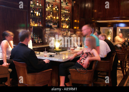 Daytonas Beach Florida, The Shores Resort and Spa, Lobby Bar Bars, Pub, Kunden, Männer, Frauen, reden, trinken Getränke Getränke Besucher reisen Reisetour Touri Stockfoto