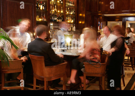 Daytonas Beach Florida, The Shores Resort and Spa, Lobby Bar Bars, Pub, Kunden, Männer, Frauen, reden, trinken Getränke Getränke Besucher reisen Reisetour Touri Stockfoto