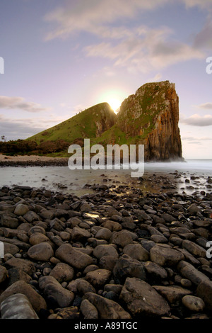 Der Vollmond steigt hinter einem Felsvorsprung an der wilden Küste in Südafrikas Provinz Eastern Cape. Stockfoto