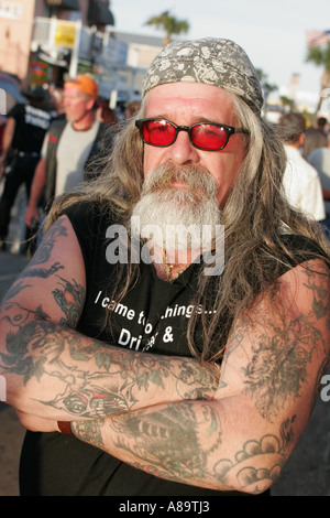 Daytona Beach Florida, Main Street, Bike Week, Motorrad Motorräder, Veranstaltung jährliche Senioren muskulöse Männer Männer männlich, Tattoos, Bandanna, Besucherbesuch Stockfoto