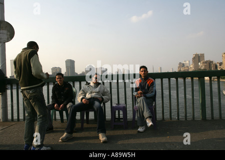 Männer auf einer Brücke über den Nil in Kairo, Ägypten. Stockfoto