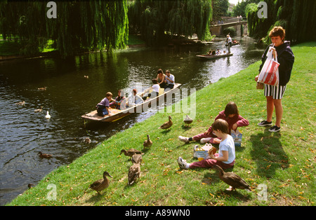 Cambridge-Besucher auf dem Fluss Cam Enten füttern Stockfoto