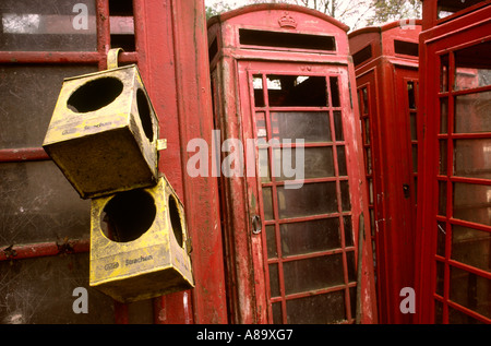 Kommunikation alte rote K6 Telefonzellen in Schrottplatz Stockfoto