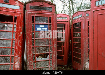 Kommunikation K6 alten roten Telefonzellen in Schrottplatz Stockfoto