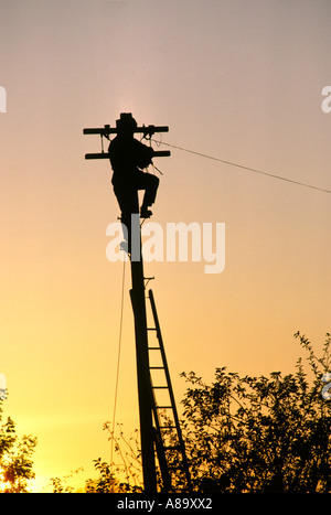 Kommunikation Telefon Ingenieur bis Pol bei Sonnenuntergang Stockfoto