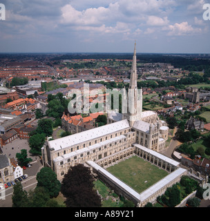 Dom und Kreuzgang Norwich UK-Luftbild Stockfoto