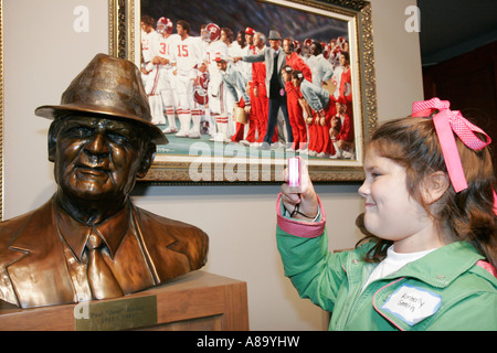 Birmingham Alabama, Alabama Sports Hall of Fame, Bear Bryant Büste, Fußballtrainer, Erwachsene Erwachsene Frau Frauen Dame, Studenten Schüler Bildung p Stockfoto