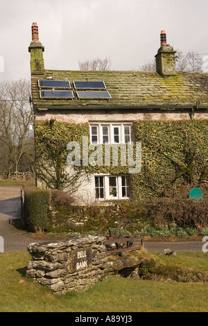 UK Yorkshire Wharfedale Threshfield Skirethorns traditionellen Steinhaus mit Sonnenkollektoren auf dem Dach Stockfoto