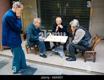 CHINA SHANGHAI ältere chinesische Männer spielen Xiangqi oder chinesisches Schach ein traditionelles chinesisches Brettspiel von Geschick und Glück auf einen stre Stockfoto