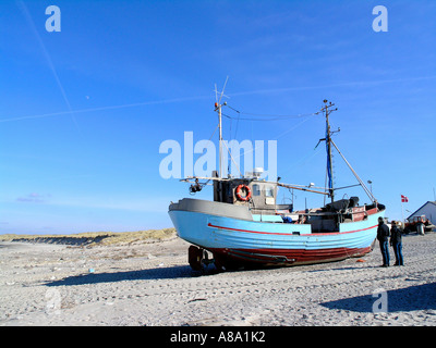 Traditionelle Fischerboote an Land geschleppt am Vorupore an der Westküste von Jütland Dänemark Stockfoto