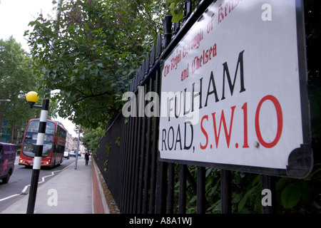 Fulham Road SW10 Straßenschild mit london Bus Stockfoto