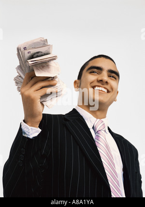 Geschäftsmann mit Bündel Geldscheine Stockfoto