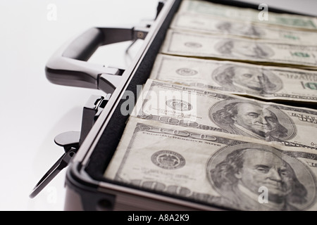 Koffer voller Geld Stockfoto