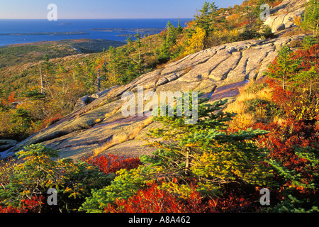 Die Sonne geht über dem Atlantischen Ozean von Cadillac Mountain Acadia Nationalpark in Maine Stockfoto