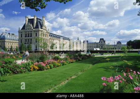 Der Jardin Des Tuileries mit Palais du Louvre in Paris Königspalast aus dem Garten der Tuilerien Stockfoto