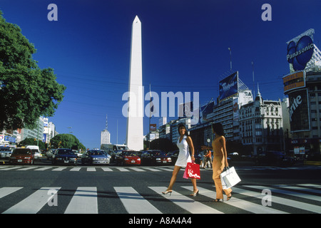 Zwei Frauen mit Einkaufstaschen Kreuzung Avenida 9 de Julio in der Nähe von Obelisko in Buenos Aires Stockfoto