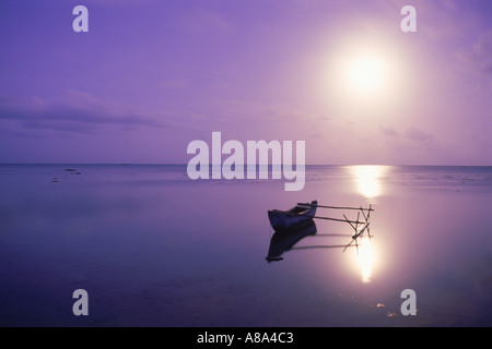 Ausleger in der ruhigen Lagune von Aitutaki Insel unter Vollmond im Südpazifik Stockfoto