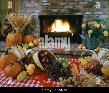 Stillleben mit lodernden Kamin zu ernten Stockfoto