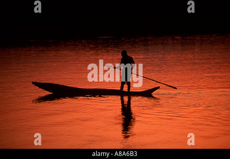 Einsamer Mokoro-Poler bei Sonnenuntergang Okavango Delta-Botswana Stockfoto