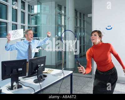 Büroangestellte, die Badminton spielen Stockfoto