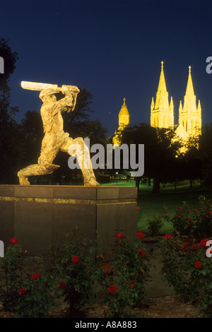 St. Peters Kathedrale mit Statue der cricketer Sir Donald Bradman leuchtet in der Dämmerung Adelaide south australia Stockfoto