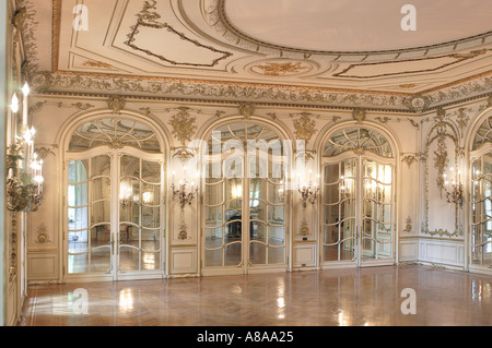 Eleganten Ballsaal mit reich verzierten Innenraum Stockfoto