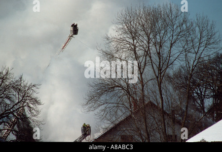 Feuerwehr, um die Flammen und Rauch aus der Verbrennung von Pferd Ställe Bayern Deutschland Stockfoto