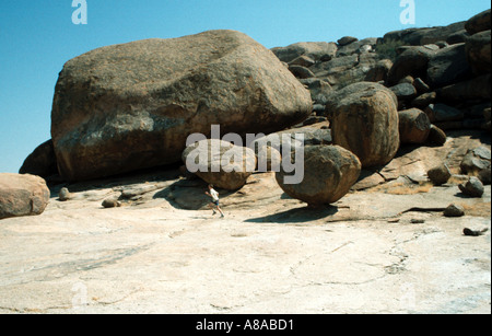 Jungen Mann in den Schatten gestellt durch Felsbrocken in der Erongo Gebirge Ameib Ranch Namibia Südafrika ausgeführt Stockfoto