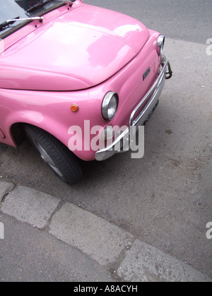 eine alte rosa Fiat 500 auf Parkplatz Stockfoto