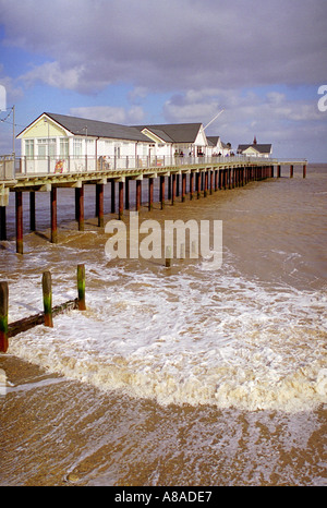 Southwold Pier mit Wellen auf den Strand Suffolk England UK Stockfoto