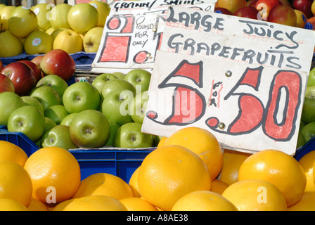 Obst und Gemüse Markt stall freien Markt Handel Händler kapitalistischen Kapitalismus Geld Handel Inflation Einzelhandelspreisindex Stockfoto