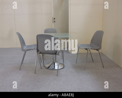 leeren Tisch und Stühle im Zimmer Stockfoto
