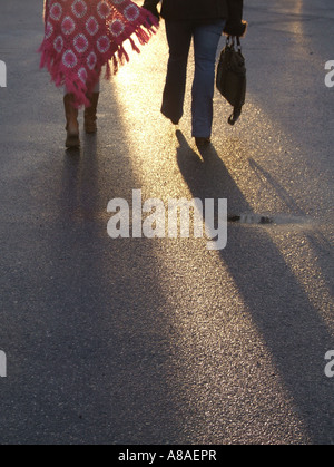 paar, gehen auf der Straße Stockfoto