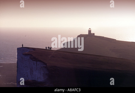 Passanten in der Nähe der Klippen South Downs Beachy Head und Belle Tout Leuchtturm am Abend Brighton Sussex England Stockfoto