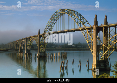 Yaquina Bay Bridge und Nebel im Morgenlicht Typ Arch Bridge Suspended Deck Newport Central Oregon Coast Stockfoto