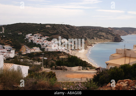 Der Blick in Richtung Osten mit der Fischerei Dorf Salema in Portugal Algarve-Küste Stockfoto