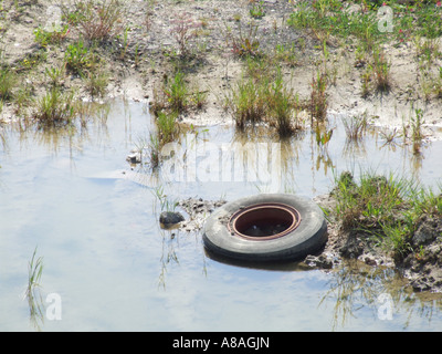 alte Reifen auf Feldweg entsorgt Stockfoto